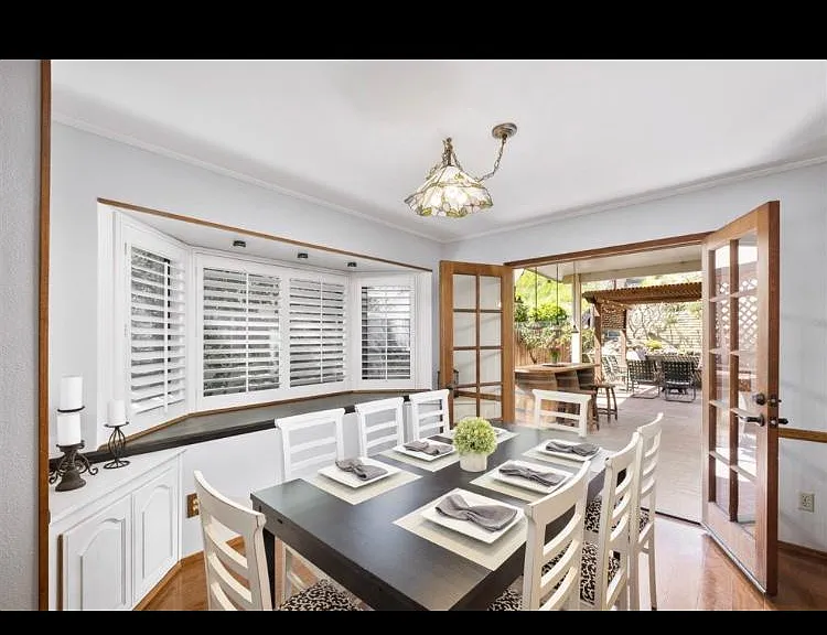 10894 Charing Cross Rd — Photo 2