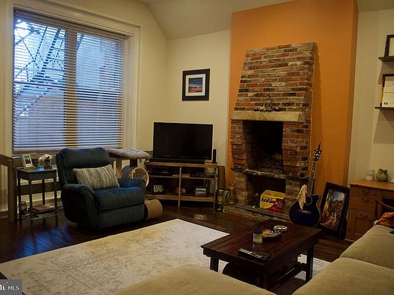 5th image of 407 Cypress St APT 1R