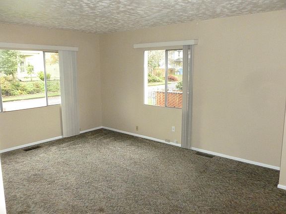 Large Living Rm with street view