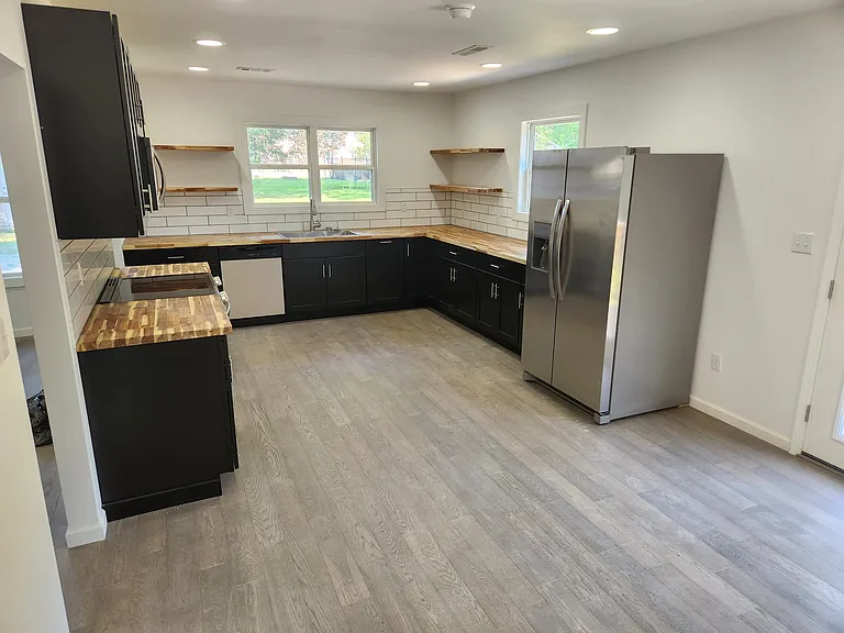 1703 E Lincoln St — Photo 9