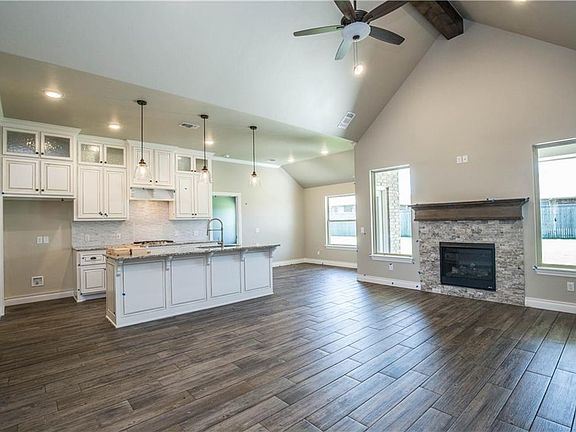 3rd image of 2609 Foxglove Ln