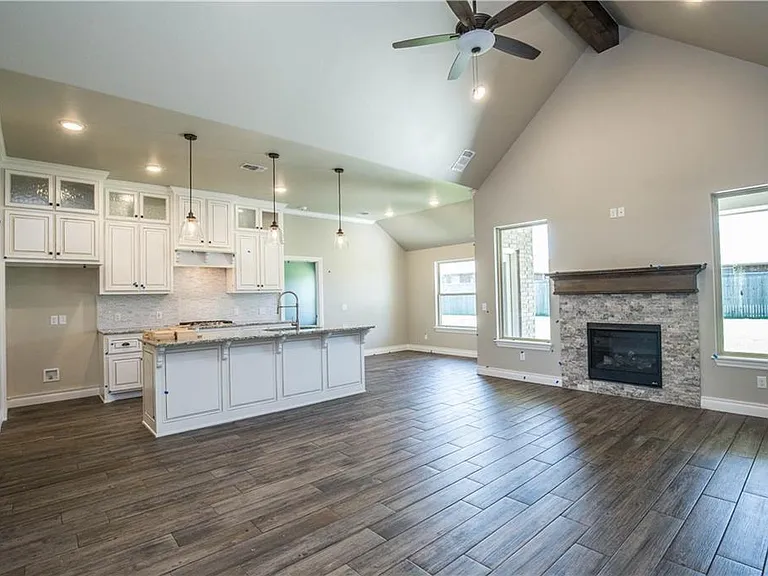 2609 Foxglove Ln — Photo 3