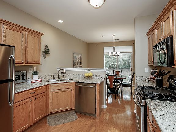 5th image of 128 Tanglewood Dr
