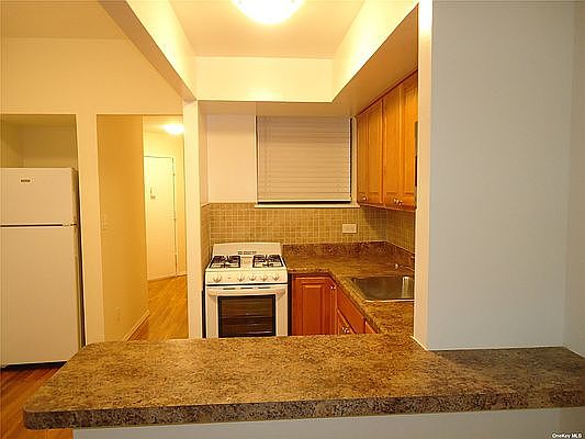 3rd image of 870 Jefferson Ave APT 1