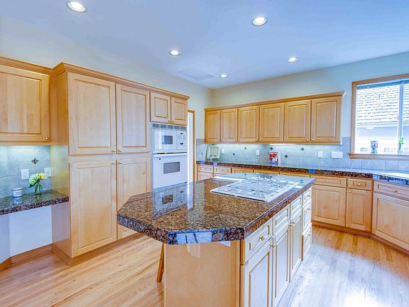 Entertainer's Kitchen w/ Granite Counters