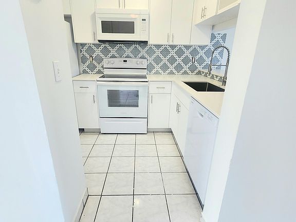 4th image of 11684 NW 39th St
