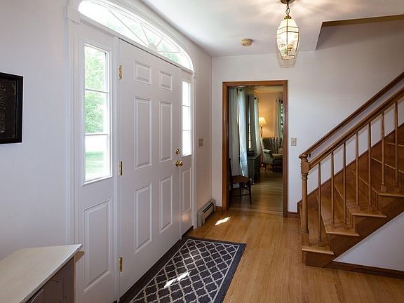 5th image of 8 Carriage House Ln