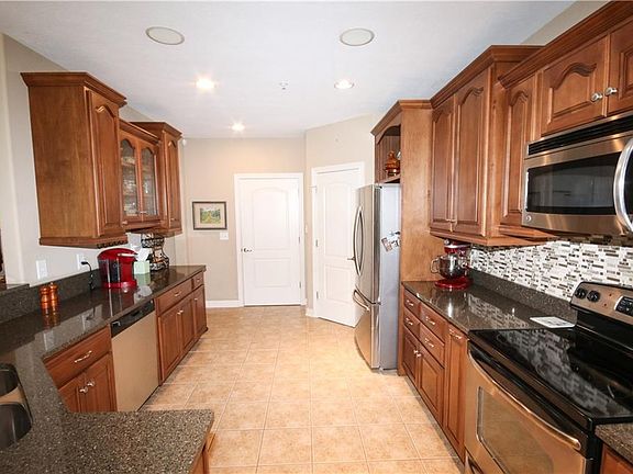 5th image of 827 Hildebrand Dr