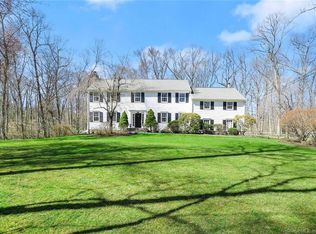 135 Braeburn Dr, New Canaan, CT 06840