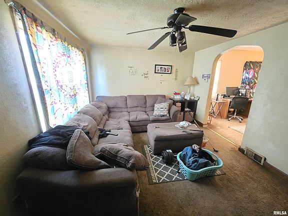 5th image of 910 Pekin Ave