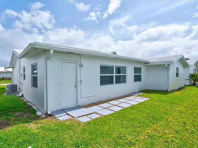 2086 SW 12th Ave — Photo 3