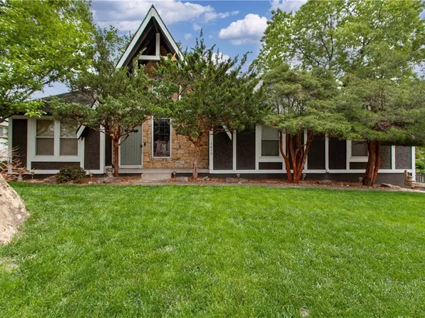 1612 SW White Oak Ln, Blue Springs, MO 64015
