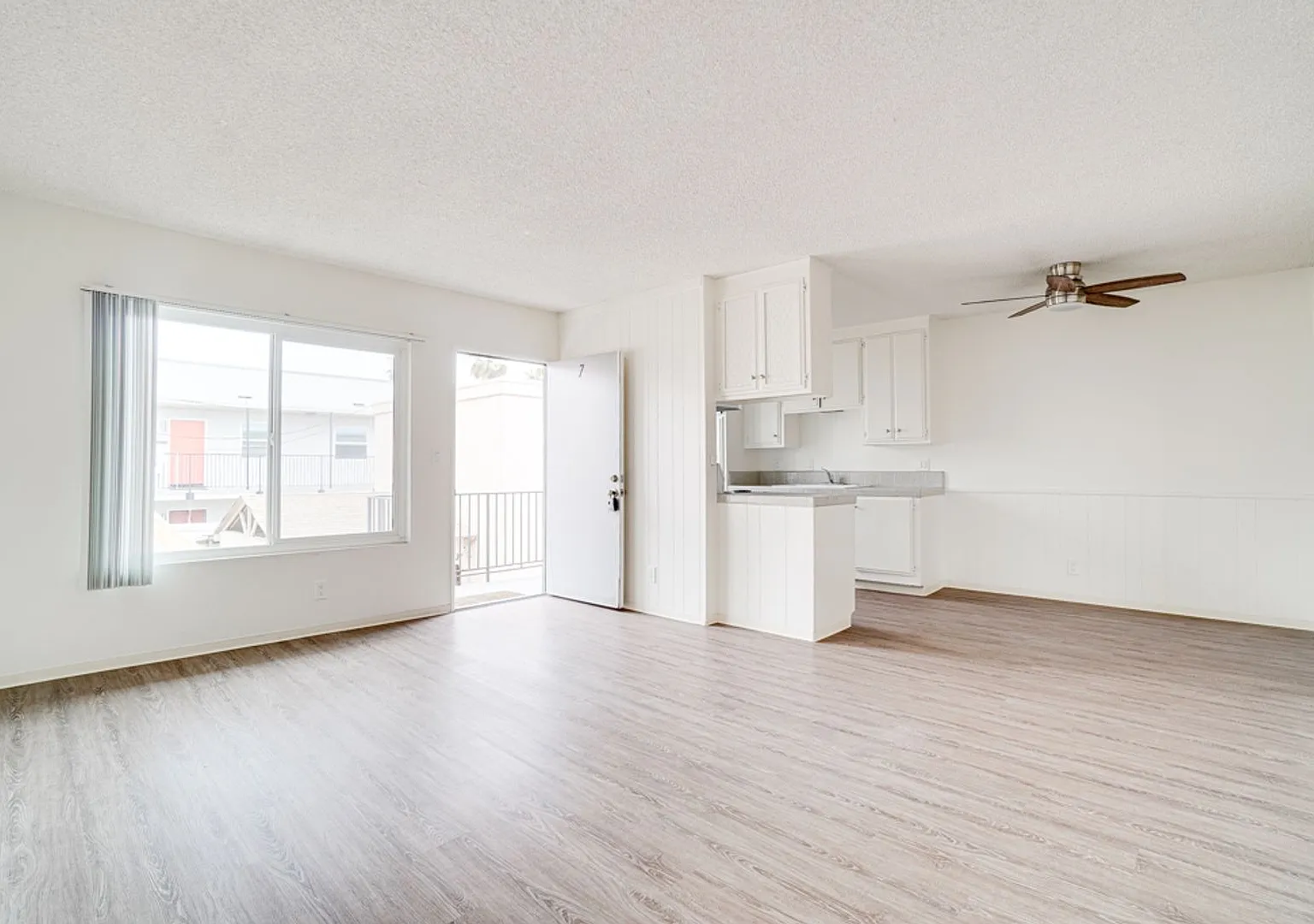 Sunset Cliffs Apartments — Photo 1