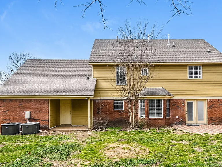 2236 Oak Hollow Ln — Photo 17