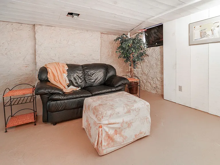 Unique 2 Bedroom in German Village — Photo 9