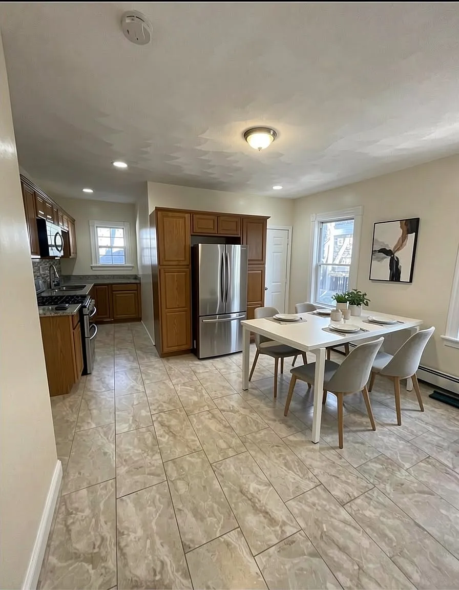 3 bed, 1200 sqft, $3,200 — Photo 4