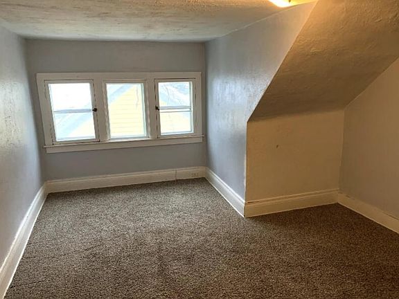 4th image of 736 Coit Ave NE