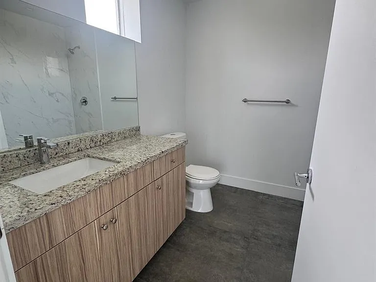 2010 SW 25th Ter #305 — Photo 3