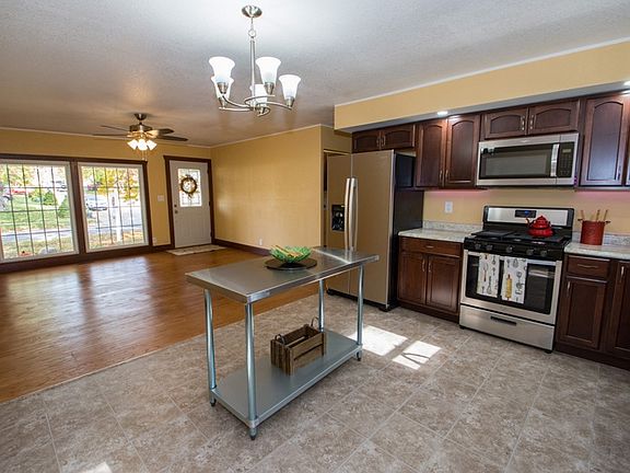 3rd image of 1822 Thornhill Dr