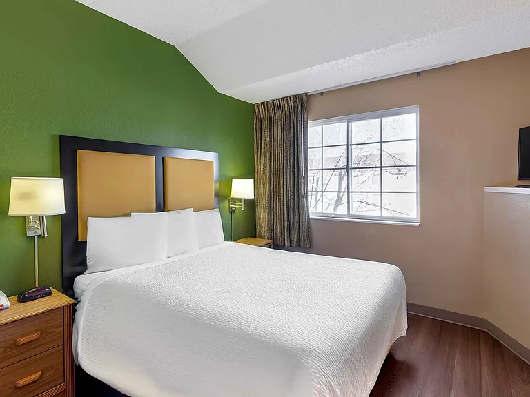 1 Bedroom Suite - 1 King Bed