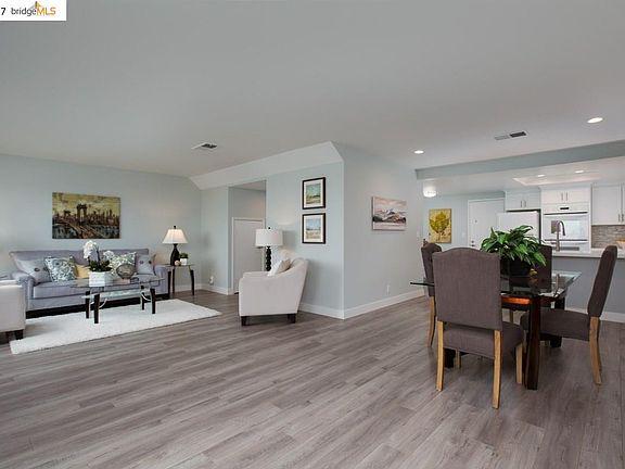 5th image of 97 Thousand Oaks St