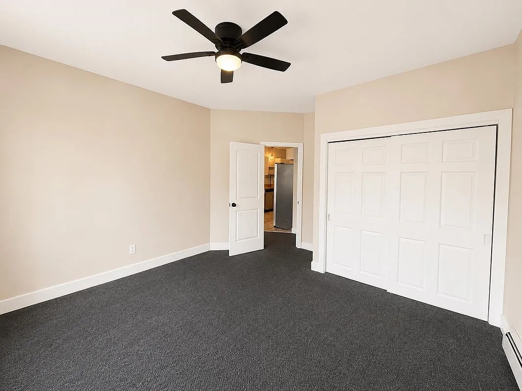 2 bed, 1.0 bath, 2200 sqft, $1,900 — Photo 4