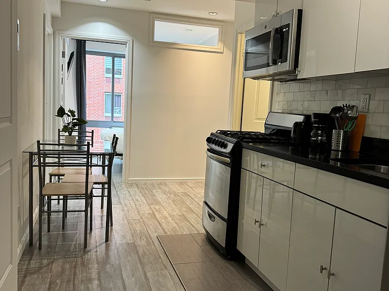 521 W 48th St #5H — Photo 4