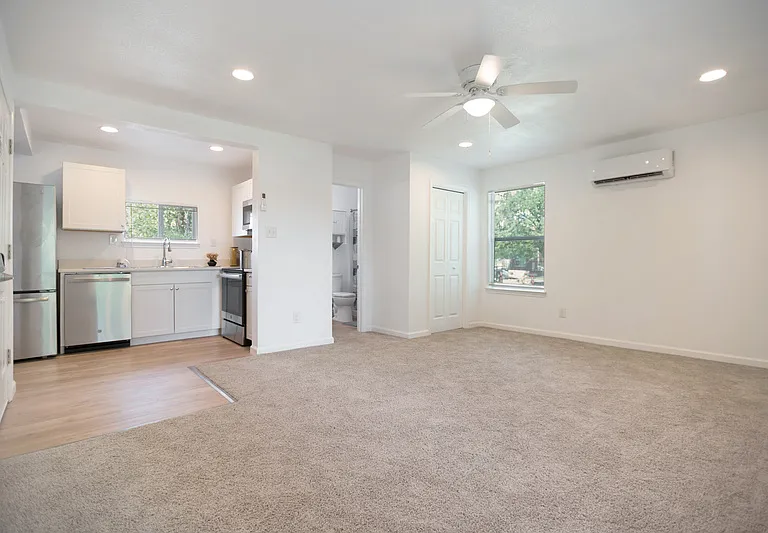 905 W Abram St #6 — Photo 2