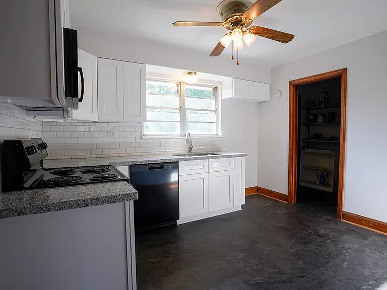 43 Hilltop Rd — Photo 2