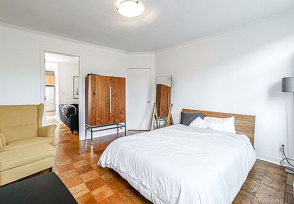3rd image of 81 Perry St APT 4C