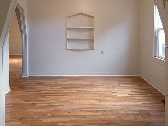 3rd image of 259 E Poplar St