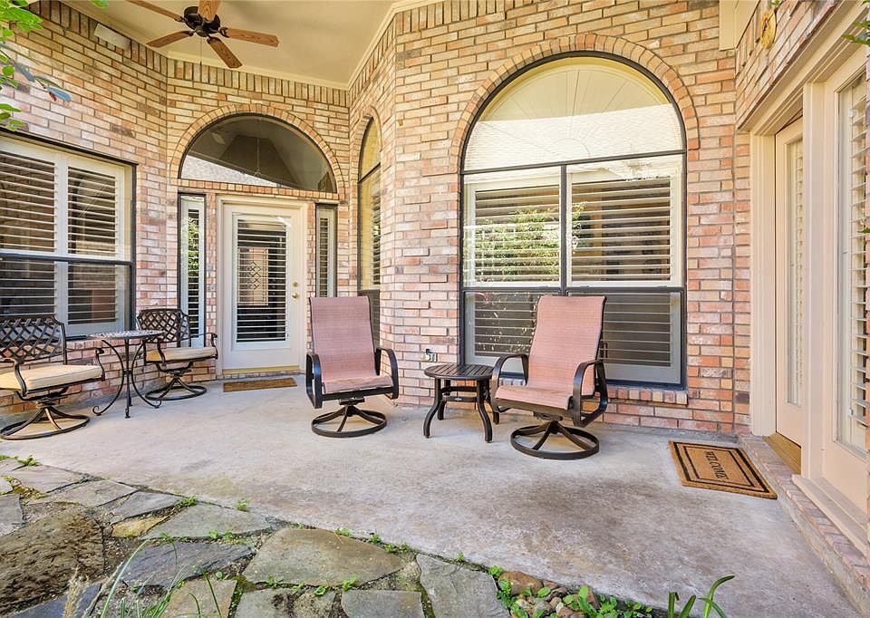 Covered patio with 2 ceiling fans for you summer enjoyment