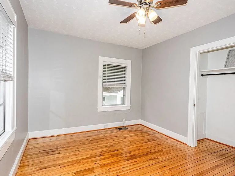 924 Hall St — Photo 10