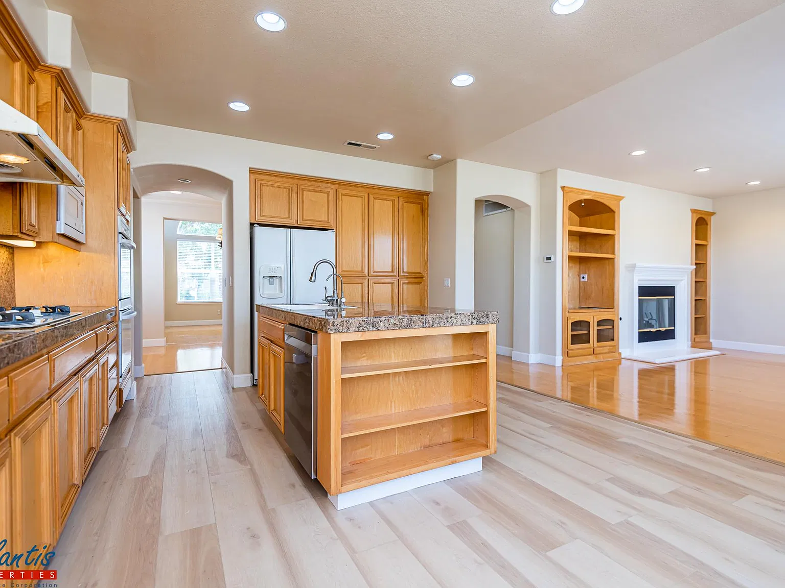 4 bed, 2.5 bath, 2460 sqft, $5,595 — Photo 4