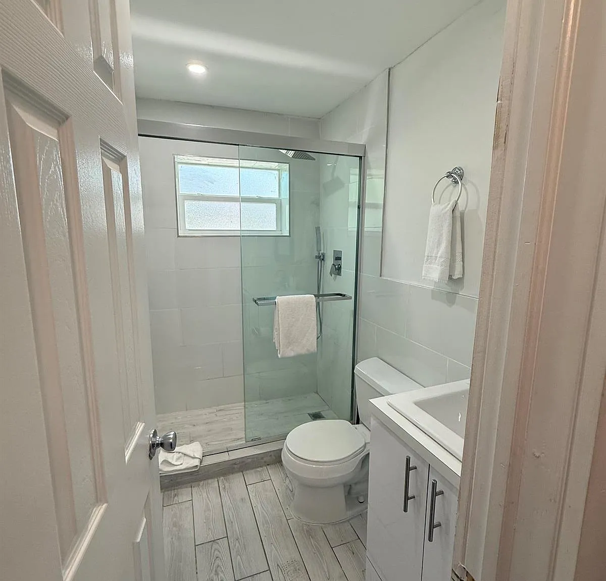 906 N Riverside Dr — Photo 4