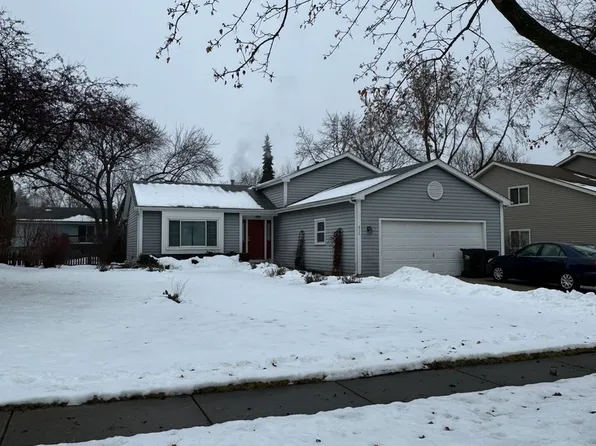 832 Boxwood Dr, Crystal Lake, IL 60014