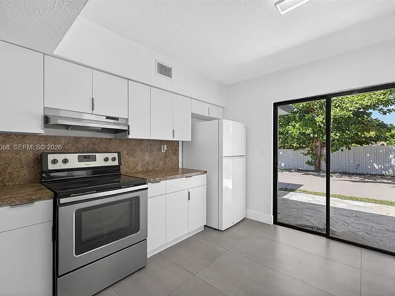 17150 NE 18th Ave — Photo 8