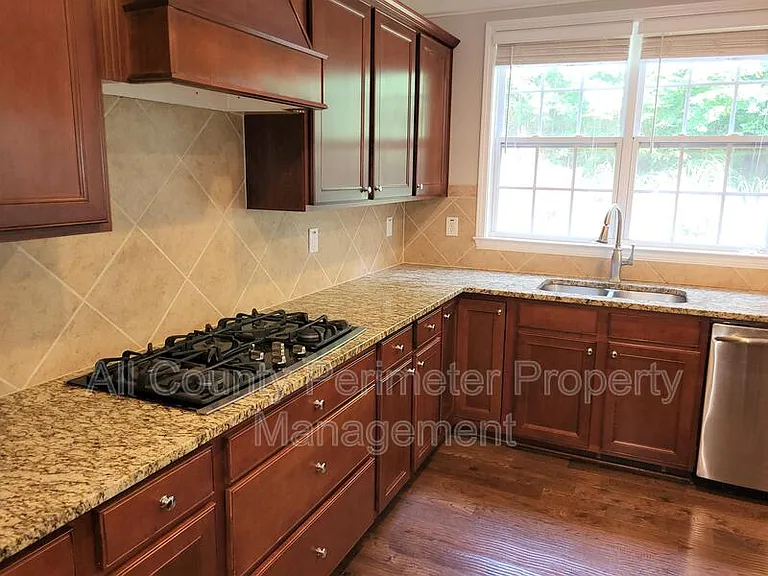 4445 Agard St — Photo 15