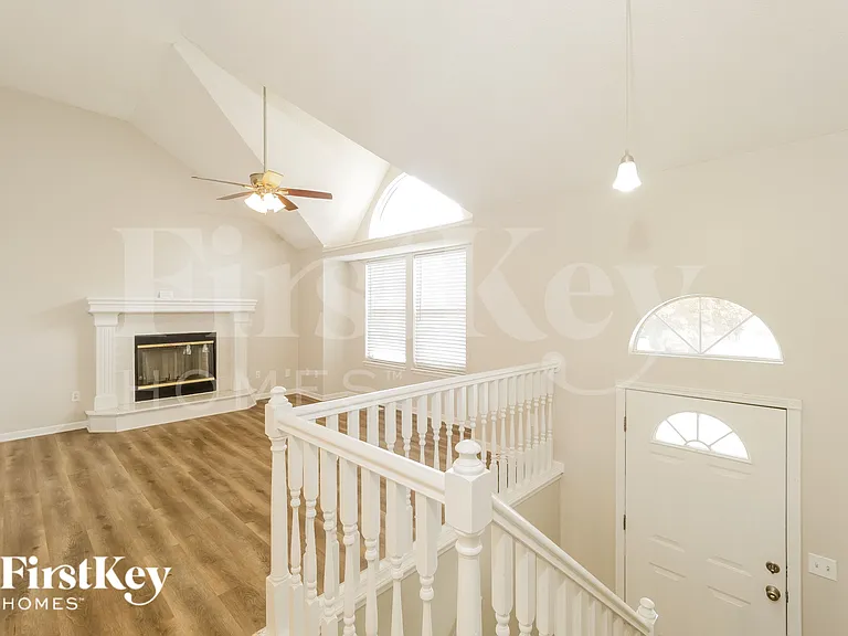 208 S Darrowby Dr — Photo 2
