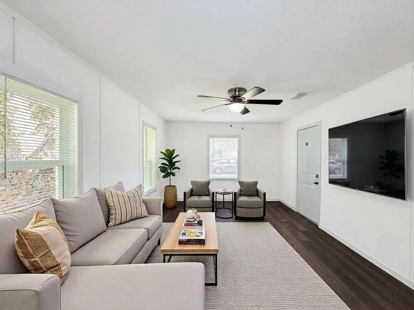 Beautifully renovated and upgraded 4-bedroom, 2-bath home located in Angleton, Texas. This proper... — Photo 4