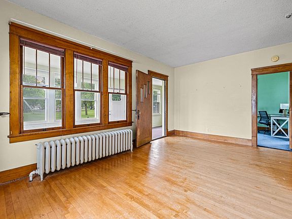 3rd image of 627 4th Ave W