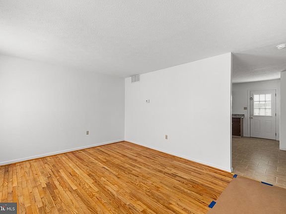 3rd image of 105 Parkside Dr