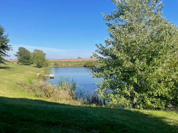 25 Fieldcrest Dr, Monticello, IL 61856