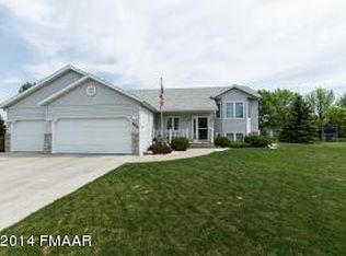 669 Sommerset Ln, West Fargo, ND 58078