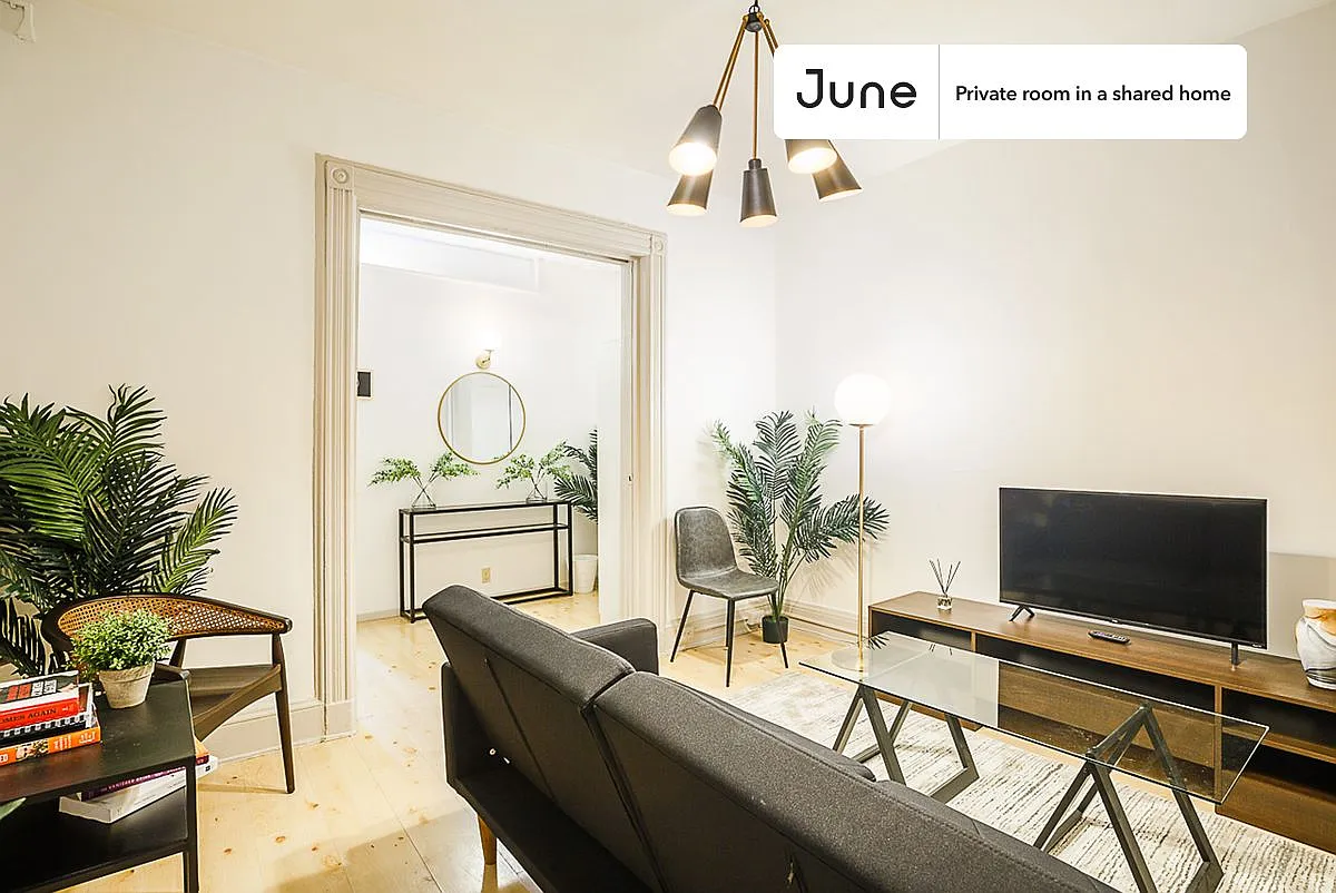 Queen bedroom in 5 bed/1 bath home in Hell's Kitchen #183 D — Photo 4