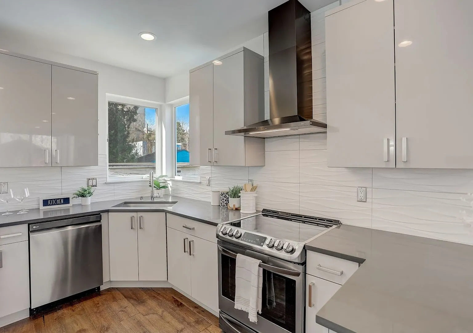 Modern Townhome on Beacon Hill! — Photo 3