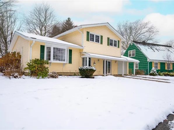 28 Brookwood Dr, Hamburg, NY 14075