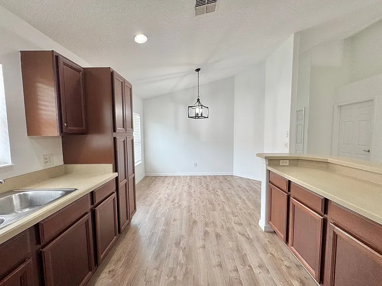 502 Viola Dr — Photo 12