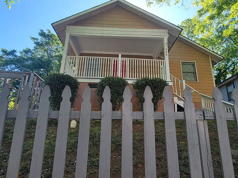 944 Smith St SW — Photo 4