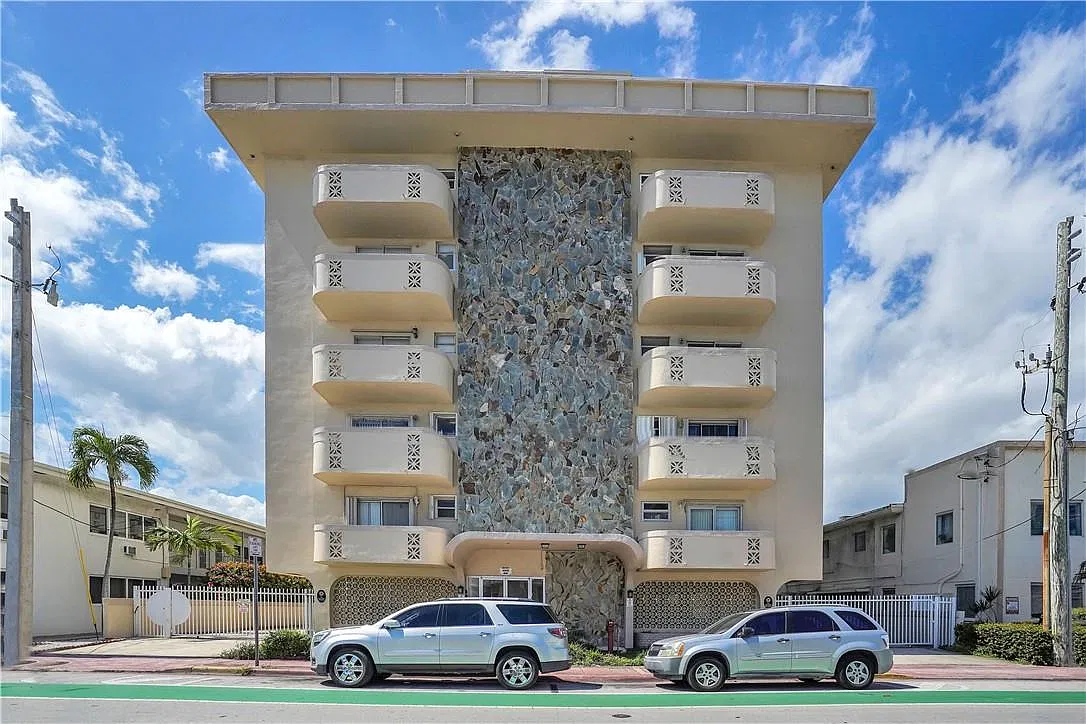 8400 Byron Ave — Photo 2